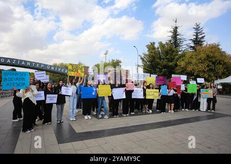 Gaziantep, Turkiye. Oktober 2024. Gaziantep, Turkiye. 14. Oktober 2024. Auf dem Campus der Gaziantep University in Gaziantep, Süd-Turkiye, halten Studentinnen eine Mahnwache, um Gewalt an Mädchen und Frauen anzuprangern. Die Demonstranten skandierten Slogans und brachten Banner auf, die zum Schutz von Frauen und Kindern aufriefen, während sie der Regierung die Schuld gaben, nicht genug zu tun, um junge Mädchen und Frauen zu schützen. Seit der Ermordung zweier junger Frauen in Istanbul in der vergangenen Woche protestieren seit einer Woche täglich Hunderte von Frauen in verschiedenen türkischen Städten und Universitätscampus. Die Demonstranten hoben auch hervor, dass VI Stockfoto