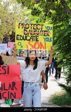 Gaziantep, Turkiye. Oktober 2024. Gaziantep, Turkiye. 14. Oktober 2024. Auf dem Campus der Gaziantep University in Gaziantep, Süd-Turkiye, halten Studentinnen eine Mahnwache, um Gewalt an Mädchen und Frauen anzuprangern. Die Demonstranten skandierten Slogans und brachten Banner auf, die zum Schutz von Frauen und Kindern aufriefen, während sie der Regierung die Schuld gaben, nicht genug zu tun, um junge Mädchen und Frauen zu schützen. Seit der Ermordung zweier junger Frauen in Istanbul in der vergangenen Woche protestieren seit einer Woche täglich Hunderte von Frauen in verschiedenen türkischen Städten und Universitätscampus. Die Demonstranten hoben auch hervor, dass VI Stockfoto