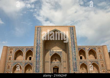 Die Ulugbek Madrasa in Buchara, Usbekistan, ist ein bemerkenswertes Beispiel für islamische Architektur und Bildung aus dem 15. Jahrhundert. In Auftrag gegeben von der f Stockfoto