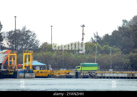 Malerische Anlegestelle am wunderschönen Meer. Atemberaubende Aussicht auf das Meer bei hellem Sonnenschein. Stockfoto