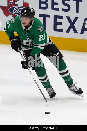 Dallas, Usa. Oktober 2024. Jason Robertson #21 der Dallas Stars kontrolliert den Puck während des NHL-Spiels zwischen den Dallas Stars und den Seattle Kraken im American Airlines Center. Finale Dallas Stars 2-0 Seattle Kraken. Am 13. Oktober 2024 in Dallas, Texas. (Foto: Javier Vicencio/Eyepix Group) Credit: Eyepix Group/Alamy Live News Stockfoto