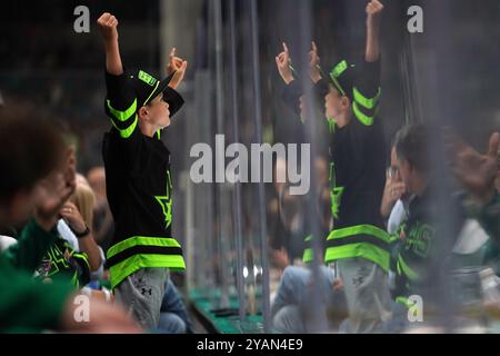 Dallas, Usa. Oktober 2024. Kinderfan der Dallas Stars während des NHL-Spiels zwischen den Dallas Stars und den Seattle Kraken im American Airlines Center. Finale Dallas Stars 2-0 Seattle Kraken. Am 13. Oktober 2024 in Dallas, Texas. (Foto: Javier Vicencio/Eyepix Group) Credit: Eyepix Group/Alamy Live News Stockfoto