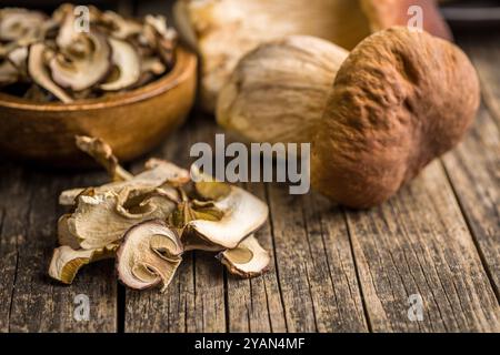 Getrocknete Stachelpilze. Geschnittener Boletus auf einem Holztisch. Stockfoto