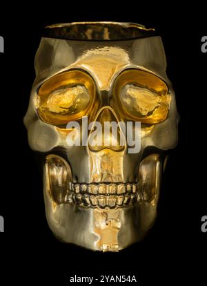 Gold Metallic Schädel Topf Pflanzer isoliert auf schwarzem Hintergrund. Stockfoto