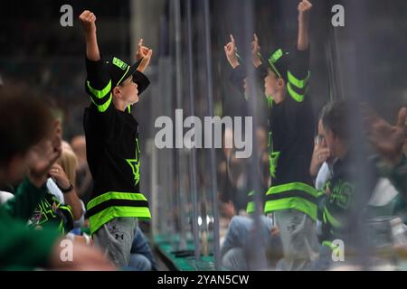 Dallas, Usa. Oktober 2024. Kinderfan der Dallas Stars während des NHL-Spiels zwischen den Dallas Stars und den Seattle Kraken im American Airlines Center. Finale Dallas Stars 2-0 Seattle Kraken. Am 13. Oktober 2024 in Dallas, Texas. (Foto: Javier Vicencio/Eyepix Group/SIPA USA) Credit: SIPA USA/Alamy Live News Stockfoto