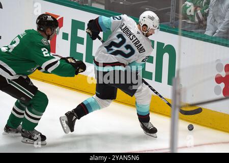 Dallas, Texas, USA. Oktober 2024. Oliver Bjorkstrand #22 von Seattle Kraken, der auf dem Eis läuft, während er den Puck während des NHL-Spiels zwischen den Dallas Stars und den Seattle Kraken im American Airlines Center kontrolliert. Finale Dallas Stars 2-0 Seattle Kraken. Am 13. Oktober 2024 in Dallas, Texas. (Kreditbild: © Javier Vicencio/eyepix via ZUMA Press Wire) NUR REDAKTIONELLE VERWENDUNG! Nicht für kommerzielle ZWECKE! Stockfoto