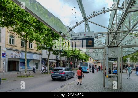 Bonn, Deutschland : 21. Mai 2024 : Blick auf den öffentlichen Busbahnhof am Friedensplatz in Bonn Stockfoto