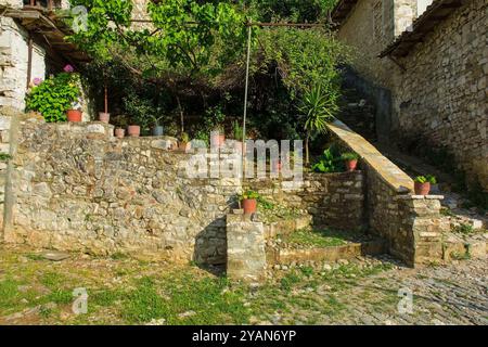 Ein kleiner Stufengarten vor einem historischen Steinhaus im Gorica-Viertel von Berat in Albanien. Berat ist ein UNESCO-Weltkulturerbe Stockfoto
