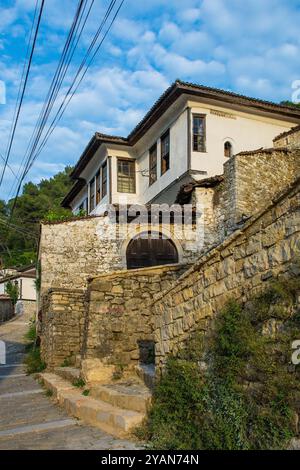 Ein traditionelles osmanisches Haus im Viertel Gorica in Berat, Albanien. Berat gehört zum UNESCO-Weltkulturerbe und ist als Stadt der tausend Fenster bekannt Stockfoto