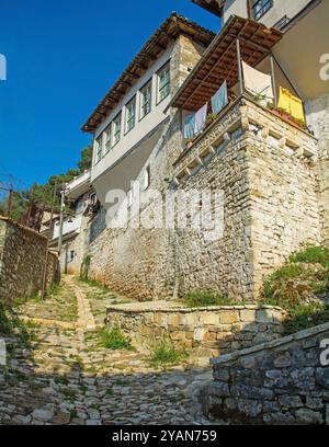 Ein traditionelles Haus im osmanischen Kulle-Stil oder Tower House mit Fachwerkjettying im Viertel Gorica in Berat, Albanien. UNESCO-Weltkulturerbe Stockfoto