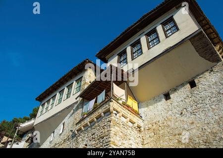 Ein traditionelles Haus im osmanischen Kulle-Stil oder Tower House mit Fachwerkjettying im Viertel Gorica in Berat, Albanien. UNESCO-Weltkulturerbe Stockfoto