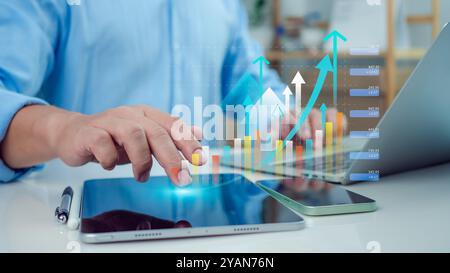 Geschäftsleute verwenden ein Tablet, das ein wachsendes virtuelles Hologramm von Analyse-Dashboard mit Diagrammen, Börsen, Geschäftswachstum, Fortschritt oder Erfolg zeigt Stockfoto
