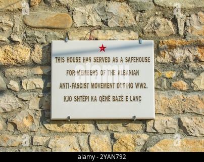 Berat, Albanien - 1. Juni 2024. Eine Gedenktafel auf Englisch und Italienisch an einem historischen Haus im Stadtteil Gorica von Berat, das ein antifaschistisches Safehouse aus dem 2. Weltkrieg war Stockfoto