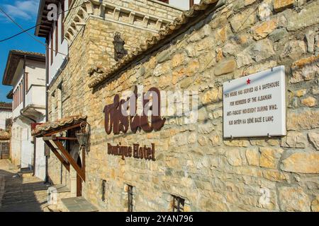 Berat, Albanien - 1. Juni 2024. Eine Gedenktafel auf Englisch und Italienisch an einem historischen Haus im Stadtteil Gorica von Berat, das ein antifaschistisches Safehouse aus dem 2. Weltkrieg war Stockfoto