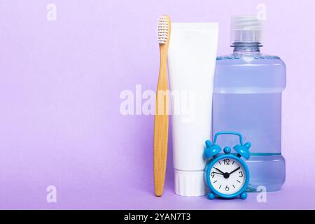 Mundspülung und andere Mundhygiene-Produkte auf farbiger Tischansicht mit Kopierfläche. Flach liegend. Zahnhygiene. Mundpflegeprodukte und Platz für Text o Stockfoto