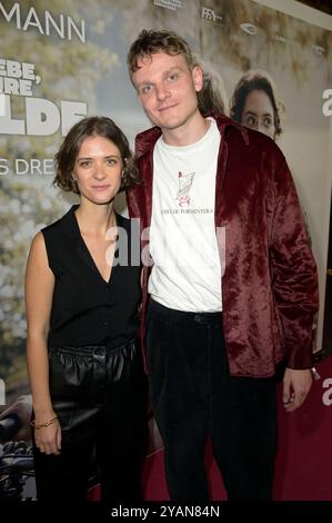 Liv Lisa Fries und Johannes Hegemann bei der Premiere des Kinofilms in Liebe, Eure Hilde im Kino in der Kulturbrauerei. Berlin, 14.10.2024 *** Liv Lisa Fries und Johannes Hegemann bei der Premiere des Films in Liebe, Eure Hilde im Kino in der Kulturbrauerei Berlin, 14 10 2024 Foto:XF.xKernx/xFuturexImagex hilde 4019 Stockfoto