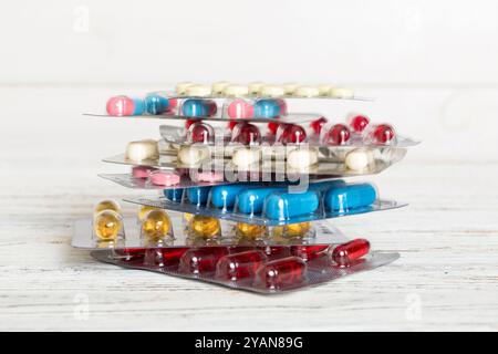 Zu viele verschiedene Pille-Patronen gestapelt. Selektiver Fokus. Packungen mit Blisterpillen mit Tabletten. Farbige Pastillen-Pakete. Ein Haufen Medizin in BL Stockfoto