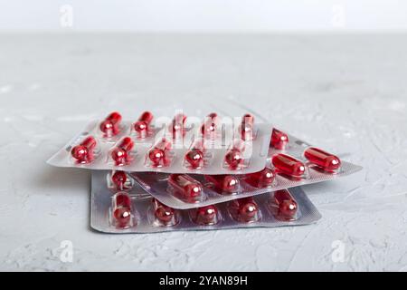 Zu viele verschiedene Pille-Patronen gestapelt. Selektiver Fokus. Packungen mit Blisterpillen mit Tabletten. Farbige Pastillen-Pakete. Ein Haufen Medizin in BL Stockfoto