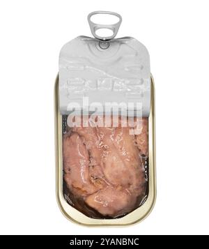 Verpackungen von gekonservierter Kabeljauleber auf weißem Hintergrund. Konservierte atlantische Kabeljauleber. Offene Dose mit leckerer Kabeljauleber isoliert Stockfoto