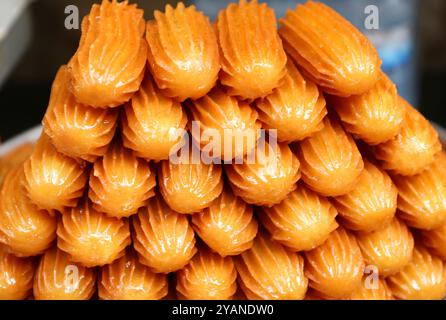 Nahaufnahme des traditionellen türkischen Desserts Tulumba, das im Dessert Shop in Adana, Türkei, verzehrt werden kann Stockfoto