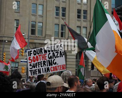 Toronto Kanada / 20.09.2024. Demonstranten und Unterstützer gegen den Krieg in Gaza ziehen durch die Innenstadt von Toronto. Stockfoto