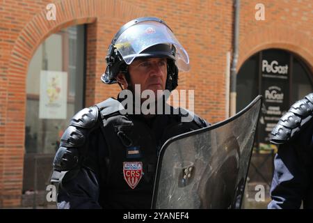 Toulouse, Frankreich, 13. März 2019. Gelbwesten Demonstranten gehen an den zweiundzwanzigsten aufeinanderfolgenden Wochenenden der regierungsfeindlichen Proteste auf die Straße. Die Stadt Toulouse in Südfrankreich war die "Hauptstadt" der Bewegung an diesem Samstag Proteste. Während einige Teile der Demonstrationen friedlich blieben, stiegen in anderen Teilen der Stadt die Spannungen an: Die Polizei feuerte Tränengas und Betäubungsgranaten auf Demonstranten ab, die einen Lieferwagen verbrannten und versuchten, in Gebiete zu gelangen, in denen ihnen verboten war. Tausende Demonstranten versammelten sich auch in Paris, obwohl ihnen die Champs-Elysees-Straße wegen versperrt wurde Stockfoto