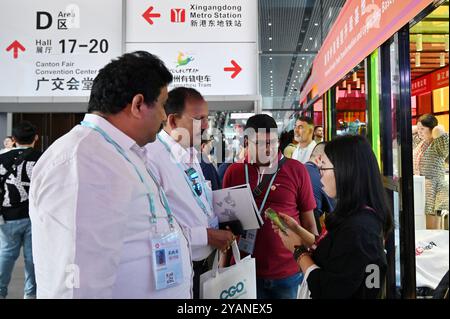 Guangzhou, China, 15. Oktober 2024. Die 136. Canton Fair wird am 15. Oktober 2024 in Guangzhou, der chinesischen Provinz Guangdong, eröffnet. Die Messe findet in drei Phasen zwischen dem 15. Oktober und dem 4. November in Guangzhou statt. Unter dem Motto „qualitativ hochwertige Entwicklung und Förderung der Öffnung auf hohem Niveau“ betrug die Ausstellungsfläche insgesamt 1,55 Millionen Quadratmeter mit insgesamt 74000 Ständen, 55 Ausstellungsflächen, 171 Sonderzonen und über 30000 Offline-Ausstellern. Quelle: Chen Chuhong/China News Service/Alamy Live News Stockfoto