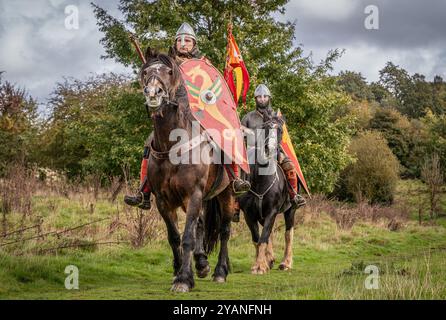 Die Kavallerie führte den Weg zur entscheidenden Schlacht von Hastings von 1066 in der Schlacht East Sussex, Großbritannien Stockfoto