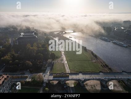 Dresden, Deutschland. Oktober 2024. Morgens zieht Nebel über das Elbtal um die teilweise eingestürzte Carola Brücke, im Vordergrund ist die Augustusbrücke zu sehen. (Luftaufnahme mit Drohne) Credit: Robert Michael/dpa/Alamy Live News Stockfoto