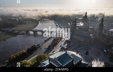 Dresden, Deutschland. Oktober 2024. Morgens zieht Nebel über das Elbtal um die teilweise eingestürzte Carola Brücke in Richtung Altstadt. (Luftaufnahme mit Drohne) Credit: Robert Michael/dpa/Alamy Live News Stockfoto