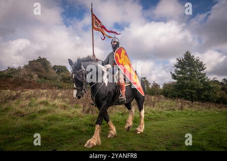 Die Kavallerie führte den Weg zur entscheidenden Schlacht von Hastings von 1066 in der Schlacht East Sussex, Großbritannien Stockfoto