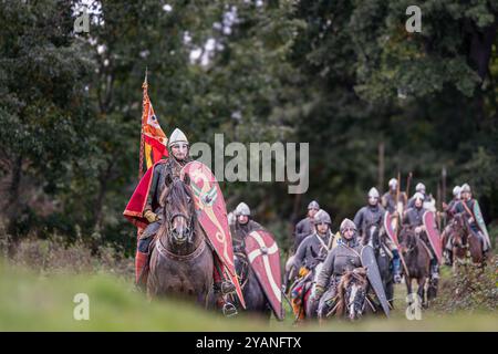 Die Kavallerie führte den Weg zur entscheidenden Schlacht von Hastings von 1066 in der Schlacht East Sussex, Großbritannien Stockfoto