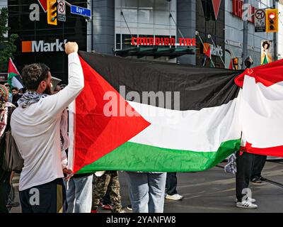 Toronto Kanada / 20.09.2024. Demonstranten und Unterstützer gegen den Krieg in Gaza ziehen durch die Innenstadt von Toronto. Stockfoto