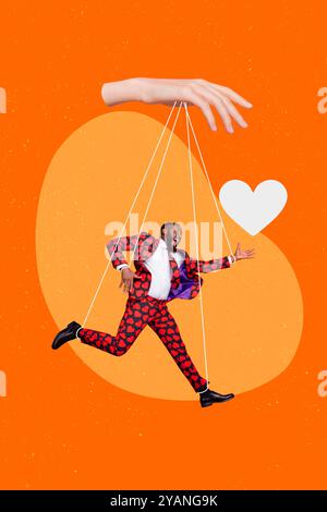 Vertikale Foto-Collage des glücklichen amerikanischen Guy laufen Herz valentinstag Handkontrolle Puppenspieler gehorchen Marionette isoliert auf gemaltem Hintergrund Stockfoto