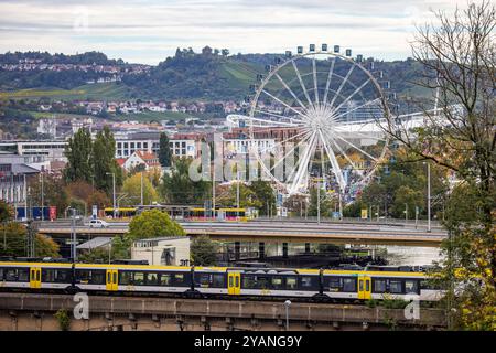 Neckarbrücken in Bad Cannstatt. Über die Eisenbahnbrücke Rosensteinbrücke rollt der Schienenverkehr, dahinter auf der König-Karls-Brücke fahren Autos und Stadtbahn. Dahinter das Cannstatter Volksfest, über die Grabkapelle auf dem Württemberg. // 09.10.2024: Stuttgart, Baden-Württemberg, Deutschland, Europa *** Neckarbrücken in Bad Cannstatt der Eisenbahnverkehr rollt über die Rosensteinbrücke, Autos und Stadtbahn dahinter auf der König-Karls-Brücke dahinter das Cannstatter Volksfest, darüber die Grabkapelle auf dem Württemberg 09 10 2024 Stuttgart, Baden-Württemberg, Deutschland, Euro Stockfoto