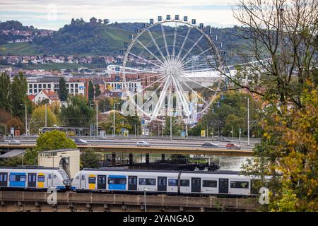 Neckarbrücken in Bad Cannstatt. Über die Eisenbahnbrücke Rosensteinbrücke rollt der Schienenverkehr, dahinter auf der König-Karls-Brücke fahren Autos und Stadtbahn. Dahinter das Cannstatter Volksfest, über die Grabkapelle auf dem Württemberg. // 09.10.2024: Stuttgart, Baden-Württemberg, Deutschland, Europa *** Neckarbrücken in Bad Cannstatt der Eisenbahnverkehr rollt über die Rosensteinbrücke, Autos und Stadtbahn dahinter auf der König-Karls-Brücke dahinter das Cannstatter Volksfest, darüber die Grabkapelle auf dem Württemberg 09 10 2024 Stuttgart, Baden-Württemberg, Deutschland, Euro Stockfoto