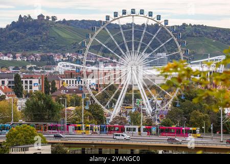 Neckarbrücken in Bad Cannstatt. Über die Eisenbahnbrücke Rosensteinbrücke rollt der Schienenverkehr, dahinter auf der König-Karls-Brücke fahren Autos und Stadtbahn. Dahinter das Cannstatter Volksfest, über die Grabkapelle auf dem Württemberg. // 09.10.2024: Stuttgart, Baden-Württemberg, Deutschland, Europa *** Neckarbrücken in Bad Cannstatt der Eisenbahnverkehr rollt über die Rosensteinbrücke, Autos und Stadtbahn dahinter auf der König-Karls-Brücke dahinter das Cannstatter Volksfest, darüber die Grabkapelle auf dem Württemberg 09 10 2024 Stuttgart, Baden-Württemberg, Deutschland, Euro Stockfoto