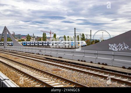 Neckarbrücken in Bad Cannstatt. Über die Eisenbahnbrücke Rosensteinbrücke rollt noch der Schienenverkehr. Im Vordergrund die neue Eisenbahnbrücke, die 2026 den Bahnverkehr aufnehmenn soll. Sie ist Teil des Projekts Stuttgart 21. // 09.10.2024: Stuttgart, Baden-Württemberg, Deutschland, Europa *** Neckarbrücken in Bad Cannstatt der Eisenbahnverkehr rollt noch über die Rosensteinbrücke im Vordergrund die neue Eisenbahnbrücke, die 2026 den Eisenbahnverkehr aufnehmen soll Sie ist Teil des Stuttgart 21 Projekts 09 10 2024 Stuttgart, Baden Württemberg, Deutschland, Europa Stockfoto