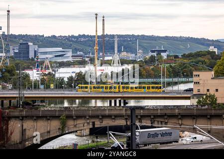 Neckarbrücken in Bad Cannstatt. Über die Eisenbahnbrücke Rosensteinbrücke rollt der Schienenverkehr, dahinter auf der König-Karls-Brücke fahren Autos und Stadtbahn. Dahinter das Cannstatter Volksfest und der Hauptspitz der Mercedes-Benz Group AG in Untertürkheim. // 09.10.2024: Stuttgart, Baden-Württemberg, Deutschland, Europa *** Neckarbrücken in Bad Cannstatt der Eisenbahnverkehr rollt über die Rosensteinbrücke, Autos und Stadtbahn dahinter auf der König-Karls-Brücke dahinter das Cannstatter Volksfest und der Hauptsitz der Mercedes Benz Group AG in Untertürkheim 09 10 2024 Stuttga Stockfoto