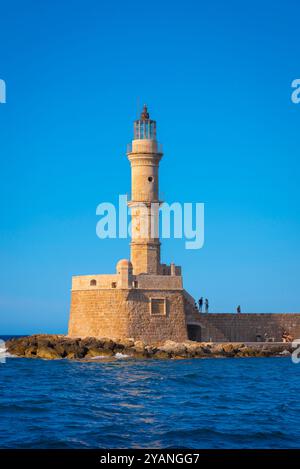 Chania Leuchtturm Kreta, Blick auf den historischen Leuchtturm im venezianischen Hafen in Chania (Hania), Nordwesten Kretas, Griechenland Stockfoto