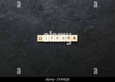 Dilemma Wort auf Holzblock geschrieben. Dilemma Text auf Zementtisch für Ihr Design, Konzept. Stockfoto