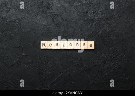 ANTWORTWORT auf Holzblock geschrieben. ANTWORTTEXT auf Zementtabelle für Ihr Design, Konzept. Stockfoto