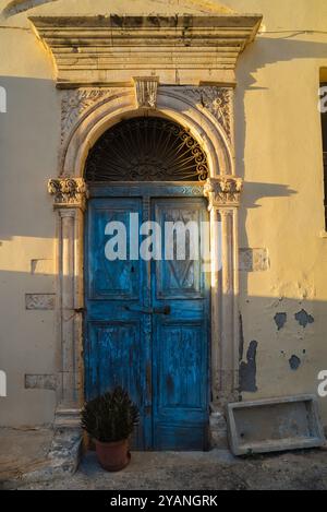 Blaue Tür, Blick auf eine alte Tür mit abblätternder blauer Farbe in der venezianischen Altstadt von Chania (Hania), Kreta, Griechenland Stockfoto
