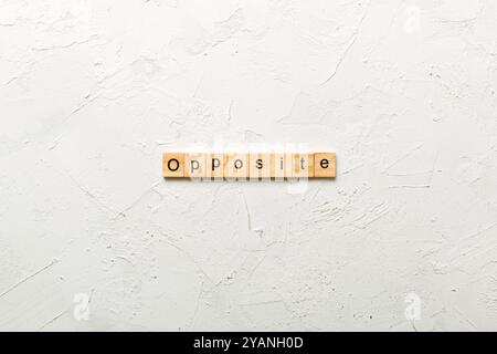 Das andere Wort wurde auf Holzblock geschrieben. Gegentext auf Zementtisch für Ihr Design, Konzept. Stockfoto