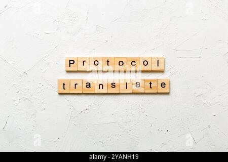PROTOKOLL übersetzen Wort auf Holzblock geschrieben. PROTOKOLL Text auf Zement Tabelle für Ihr Design übersetzen, Konzept. Stockfoto