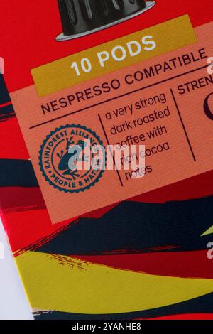 Rainforest Alliance People & Nature Certified Logo auf der Packung Sainsburys Taste the Difference Ristretto 100 % arabica Kaffeekapseln Stockfoto