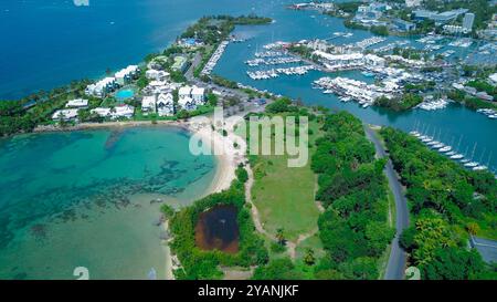 Blick aus der Vogelperspektive auf die Azure Bay des Paradieses Guadeloupe, Karibische Inseln Stockfoto