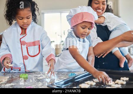 Backen, Kinder und Mutter in der Küche, Familie und Wachstum, Entwicklung und Lernen im Haus und Lächeln. Kekse, Zubereitung und Kinder mit Frau Stockfoto