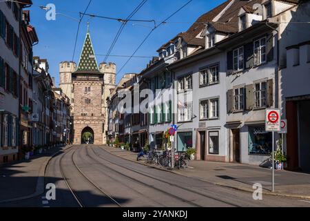 Basel, Schweiz - 29. September 2024 - Spalenvorstadt Straße und Spalentor Stadttor in der Altstadt. Stockfoto