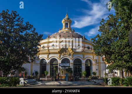 Sevilla, Spanien - 24. Oktober 2023 - Casino de la Exposicion, Wahrzeichen der Stadt, erbaut um den Pabellon de Sevilla auf der Iberoamerikanischen Ausstellung von zu beherbergen Stockfoto